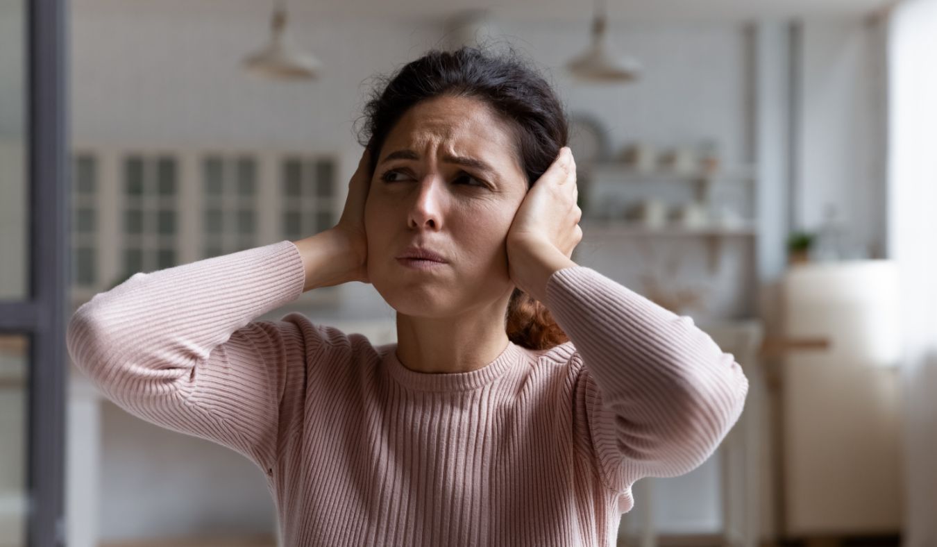 tinnitus young woman discomfort