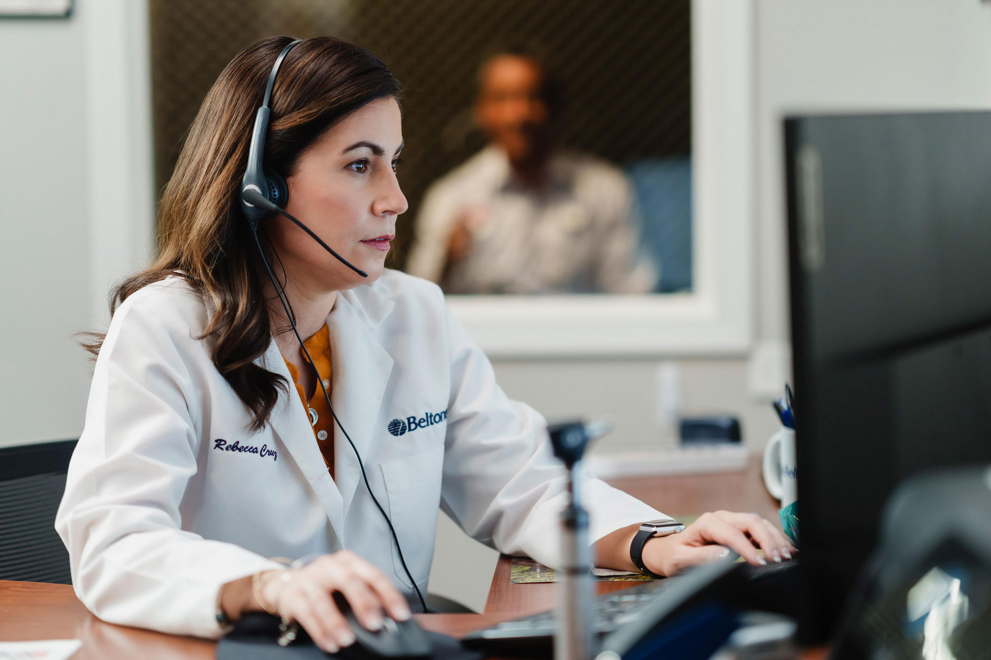 beltone hearing care provider using computer 4500x3000