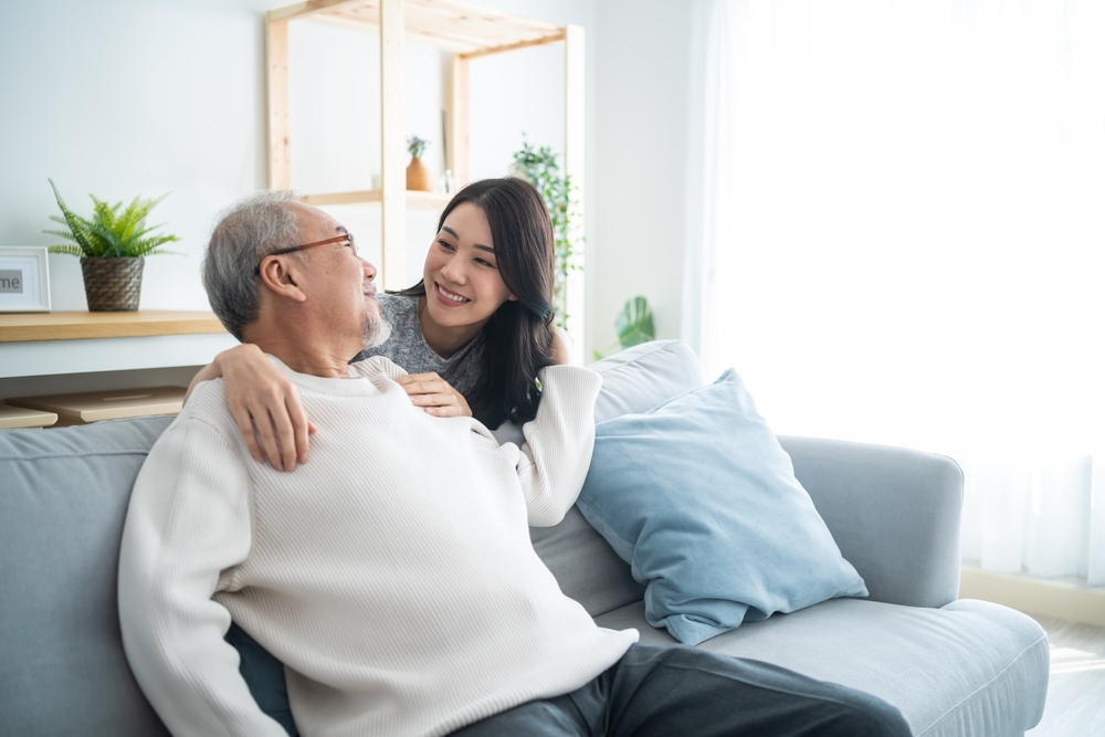 Asian,Lovely,Family,,Young,Daughter,Greeting,And,Hugging,Older,Father