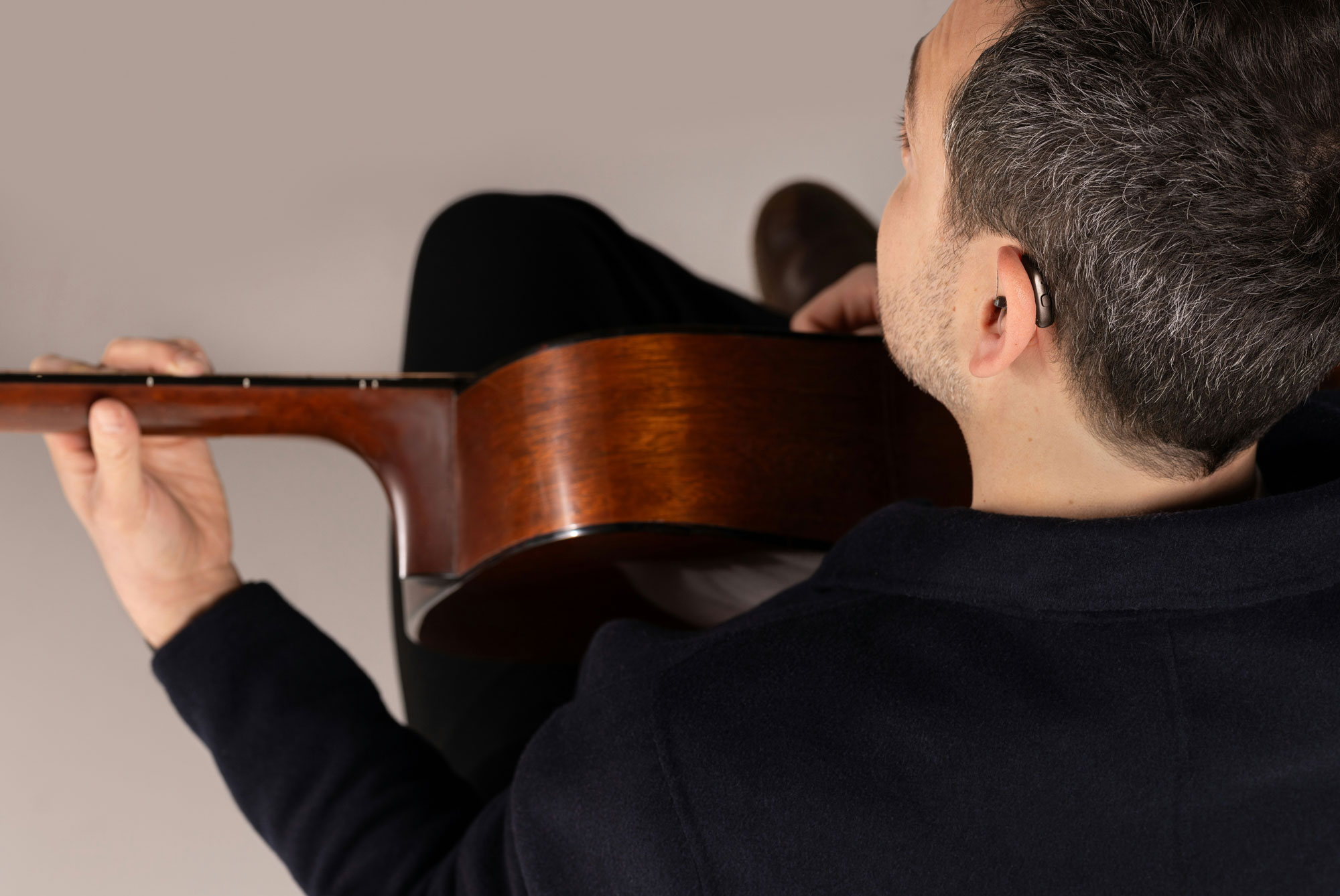 gn group tOxEm7IhhGA musician wearing hearing aids
