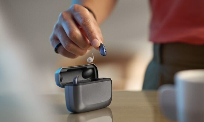 cta stacked ReSound Vivia RIE in hand