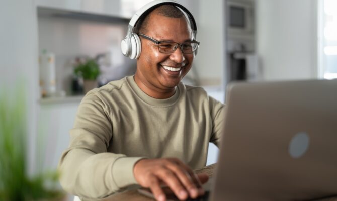 cta 1 man using laptop to take survey