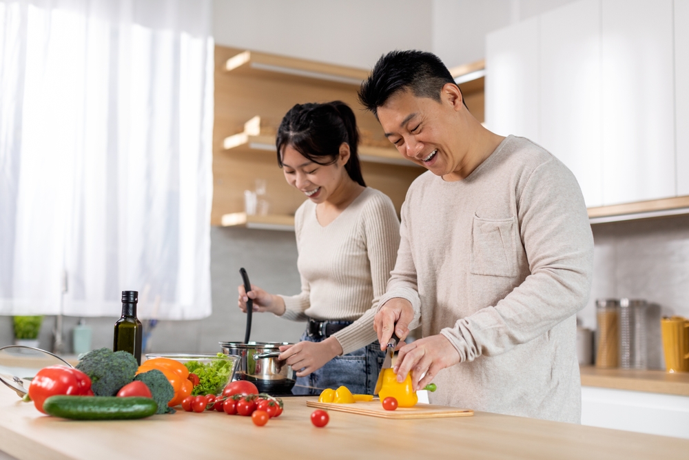 Attractive,Korean,Man,And,Woman,In,Casual,Outfits,Cooking,Together