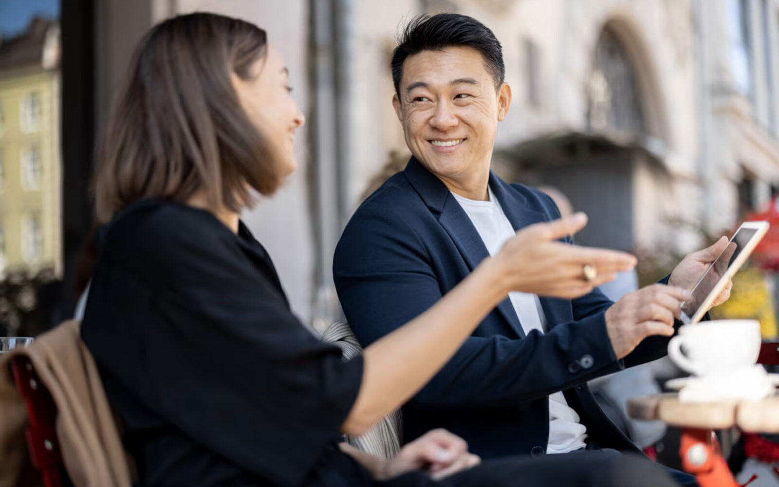 phonak audeo r infinio lifestyle woman man having business conversation at outdoor