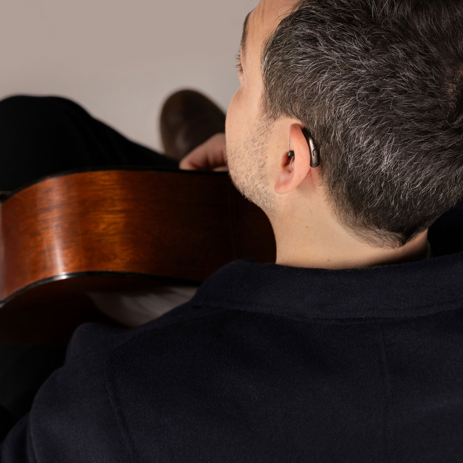 musician wearing hearing aids sq