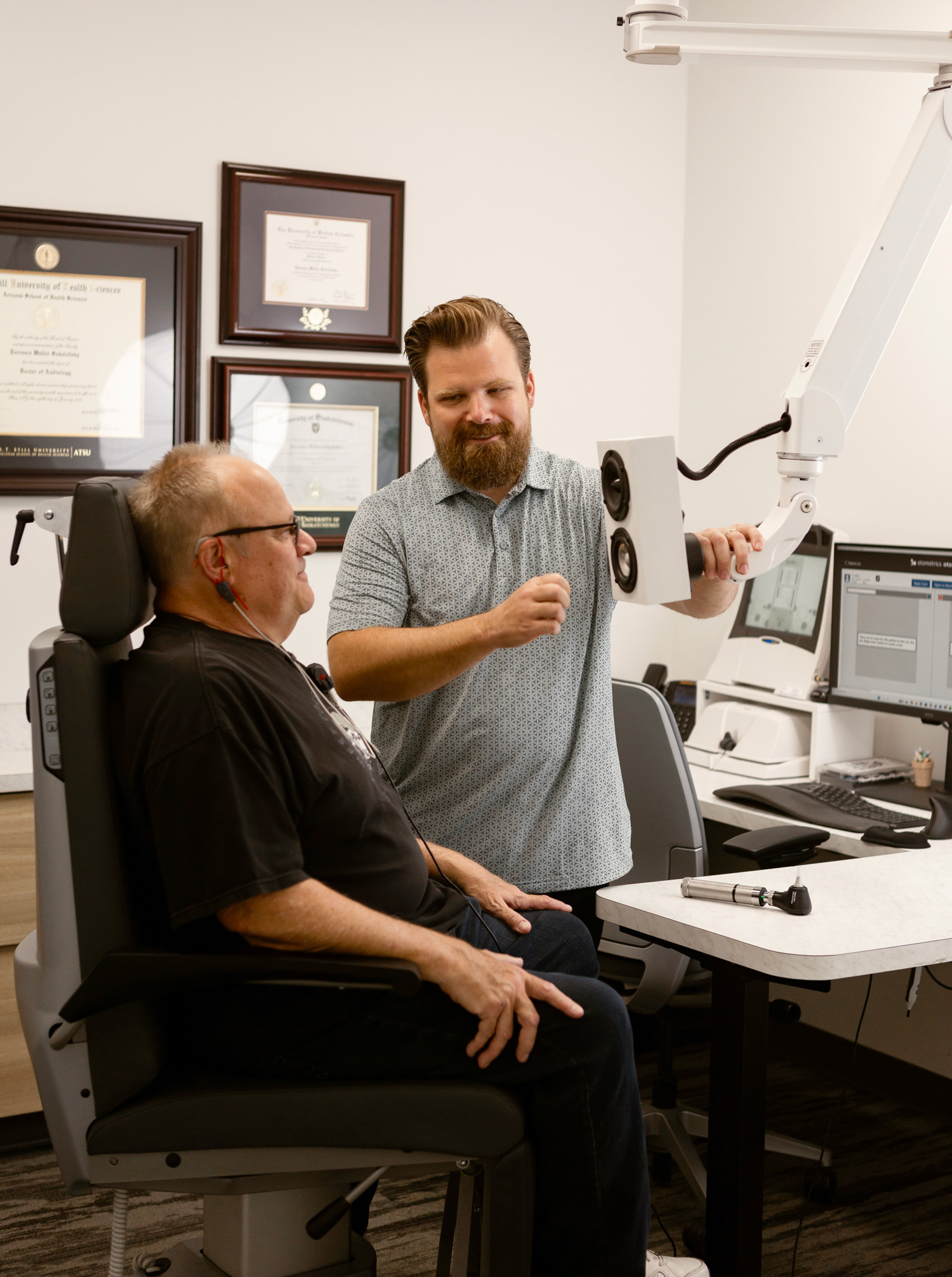 acoustic audiology terry sokalofsky with senior man during consultation