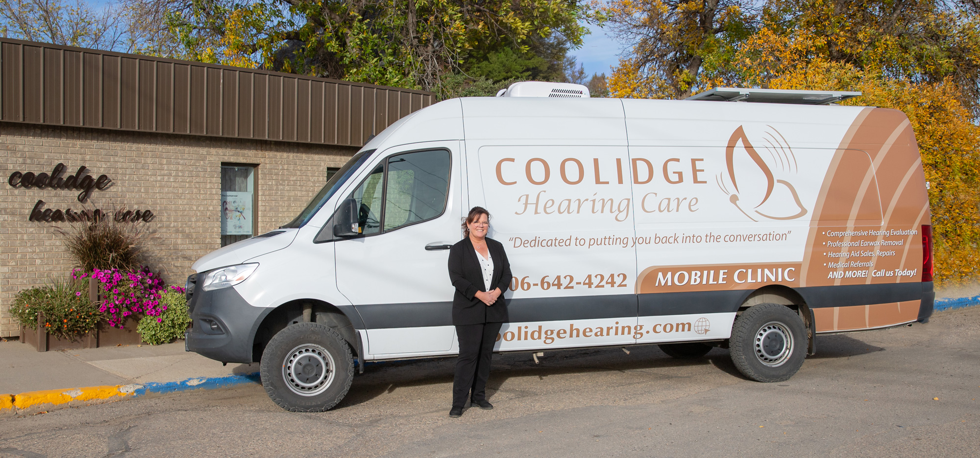 coolidge hearing care mobile clinic van geri in front of van