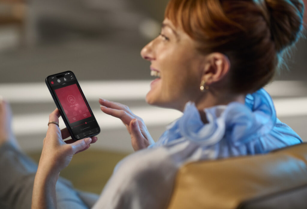ReSound Vivia woman Streaming Phone