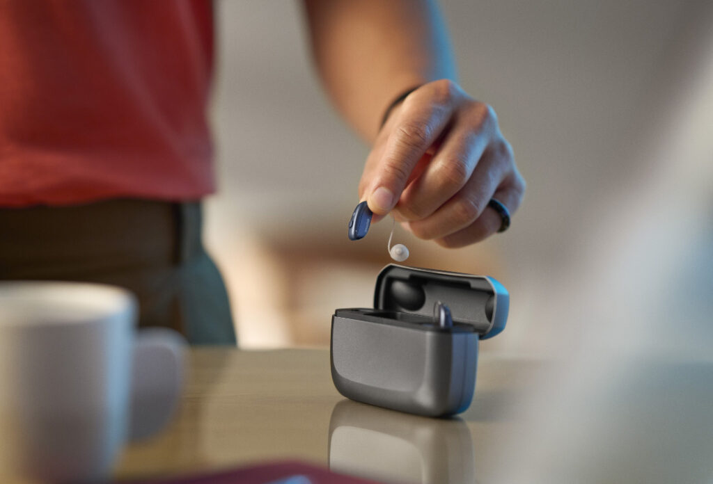 ReSound Vivia RIE in hand (1)
