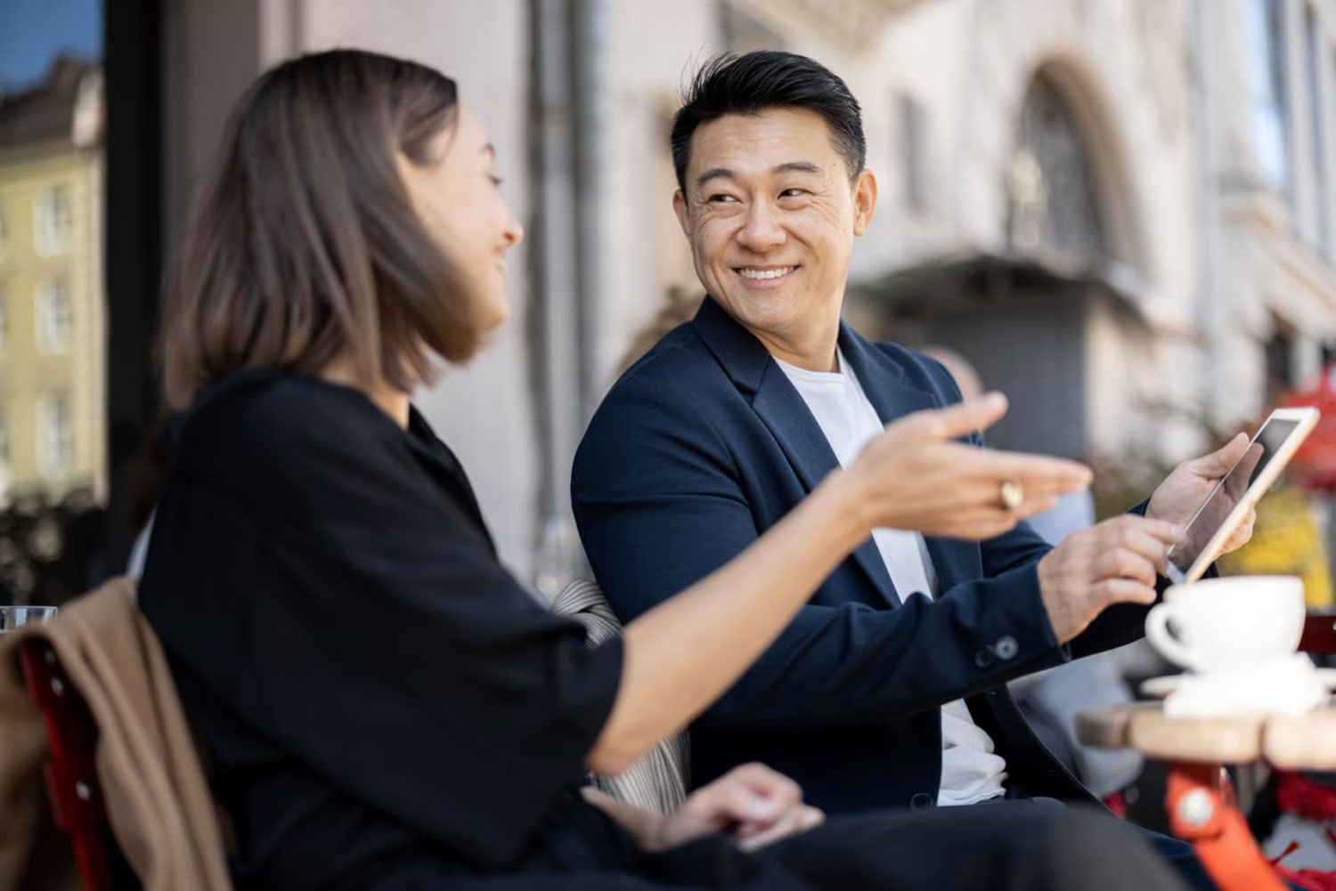 phonak audeo r infinio lifestyle woman man having business conversation at outdoor