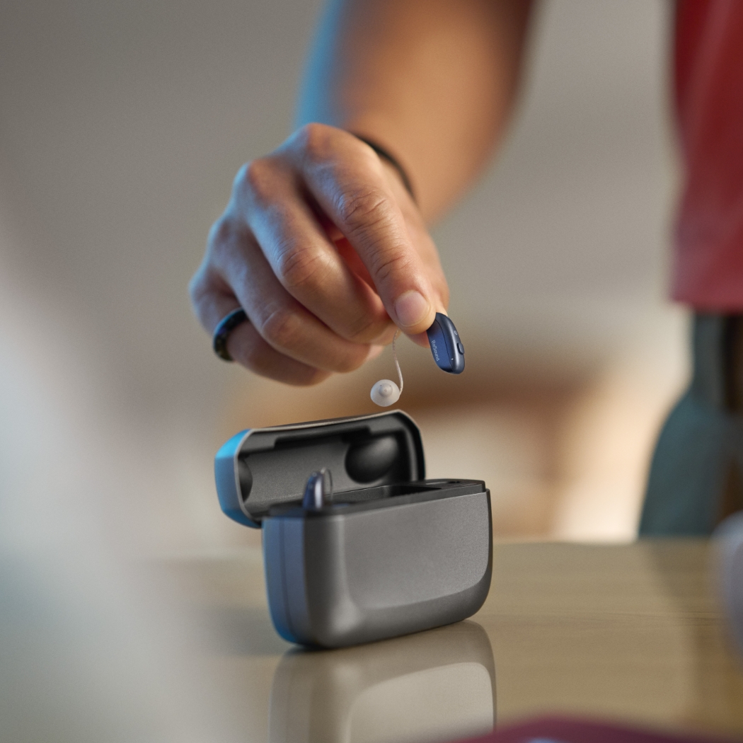 ReSound Vivia RIE in hand