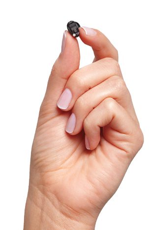 photo hand hearingAid