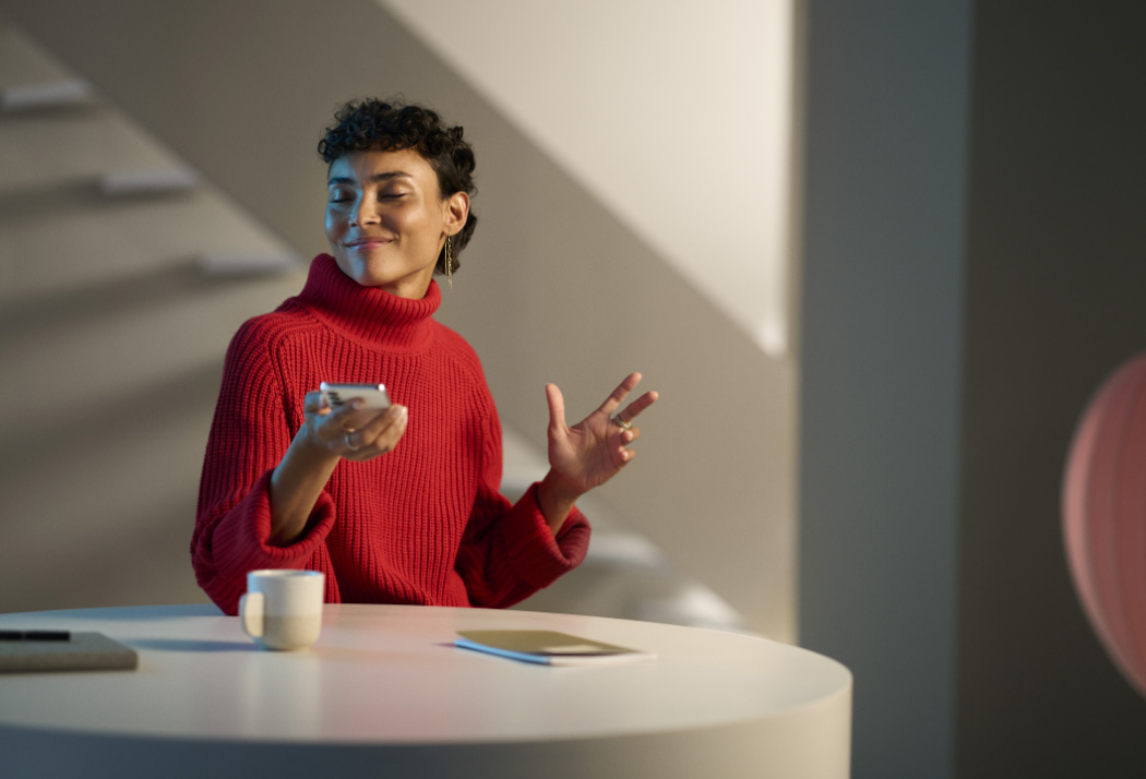 ReSound Vivia woman streaming to phone