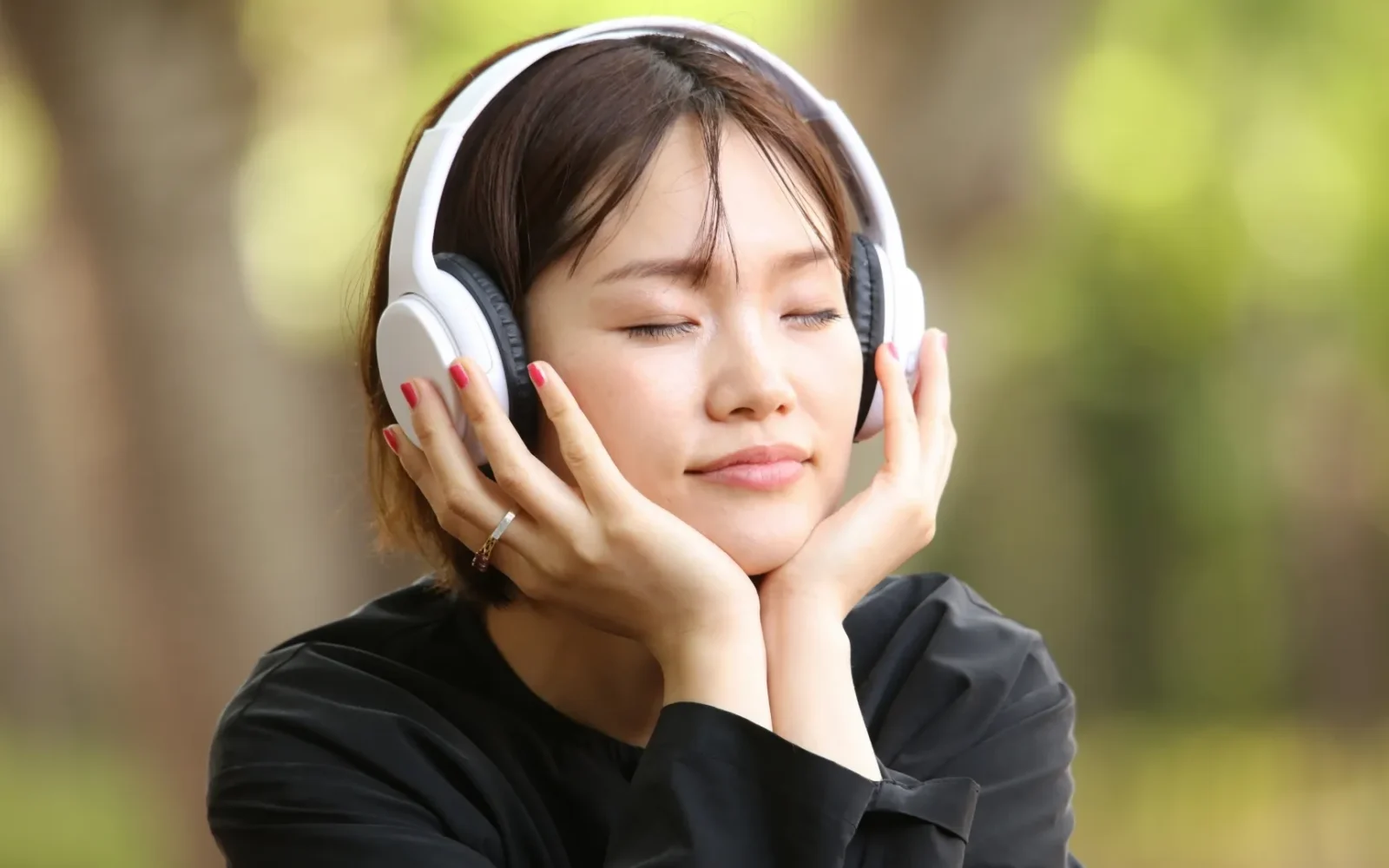 Discover how AI may personalize tinnitus relief programs by identifying symptom patterns, supporting sound therapy, and helping tailor care to individual needs.