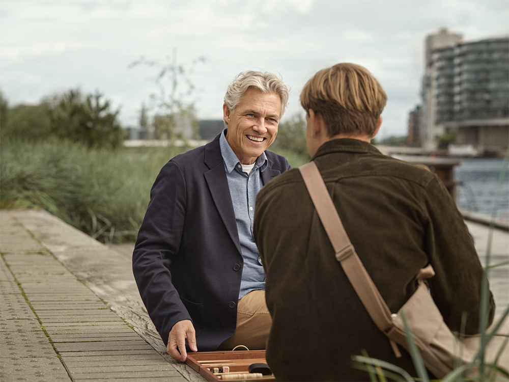 widex smart ric lifestyle hearing aid on ear conversation3