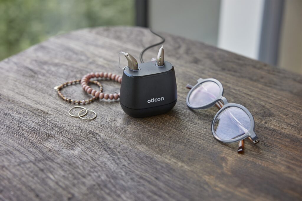 oticon intent smart charger lifestyle (3)