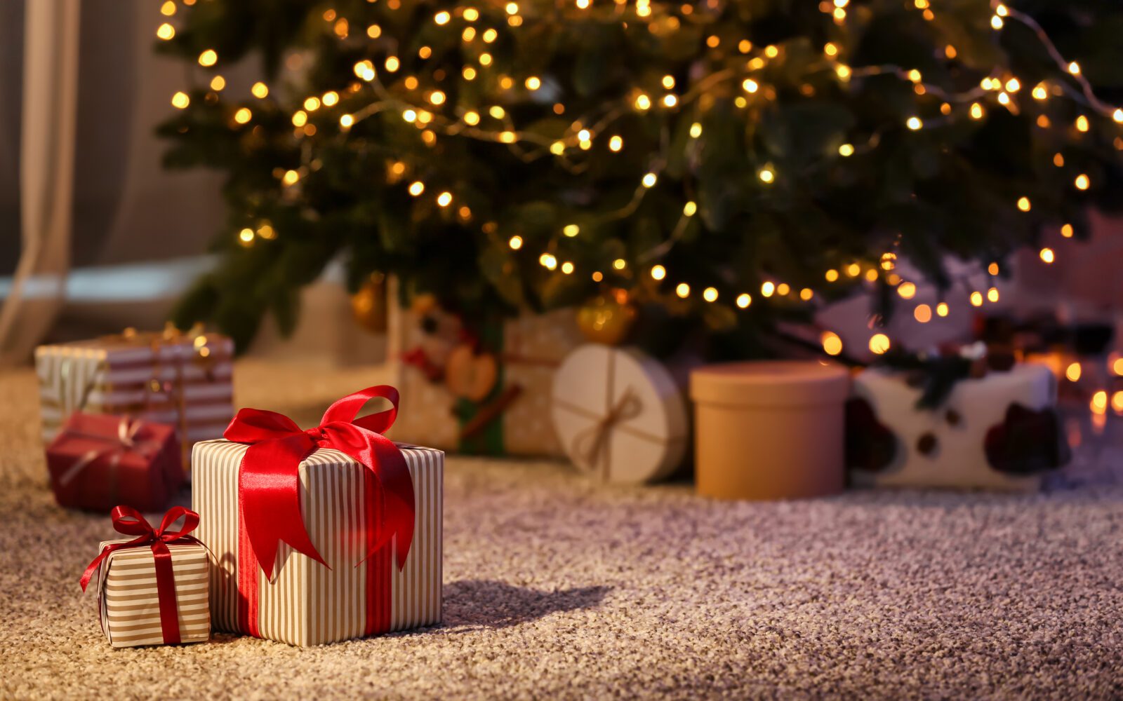 Christmas tree with gifts