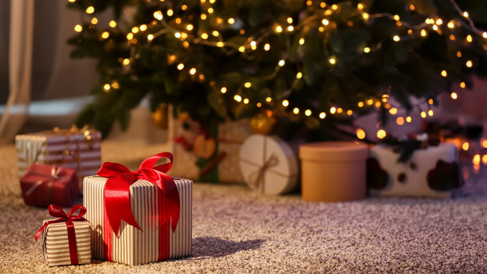 Christmas tree with gifts