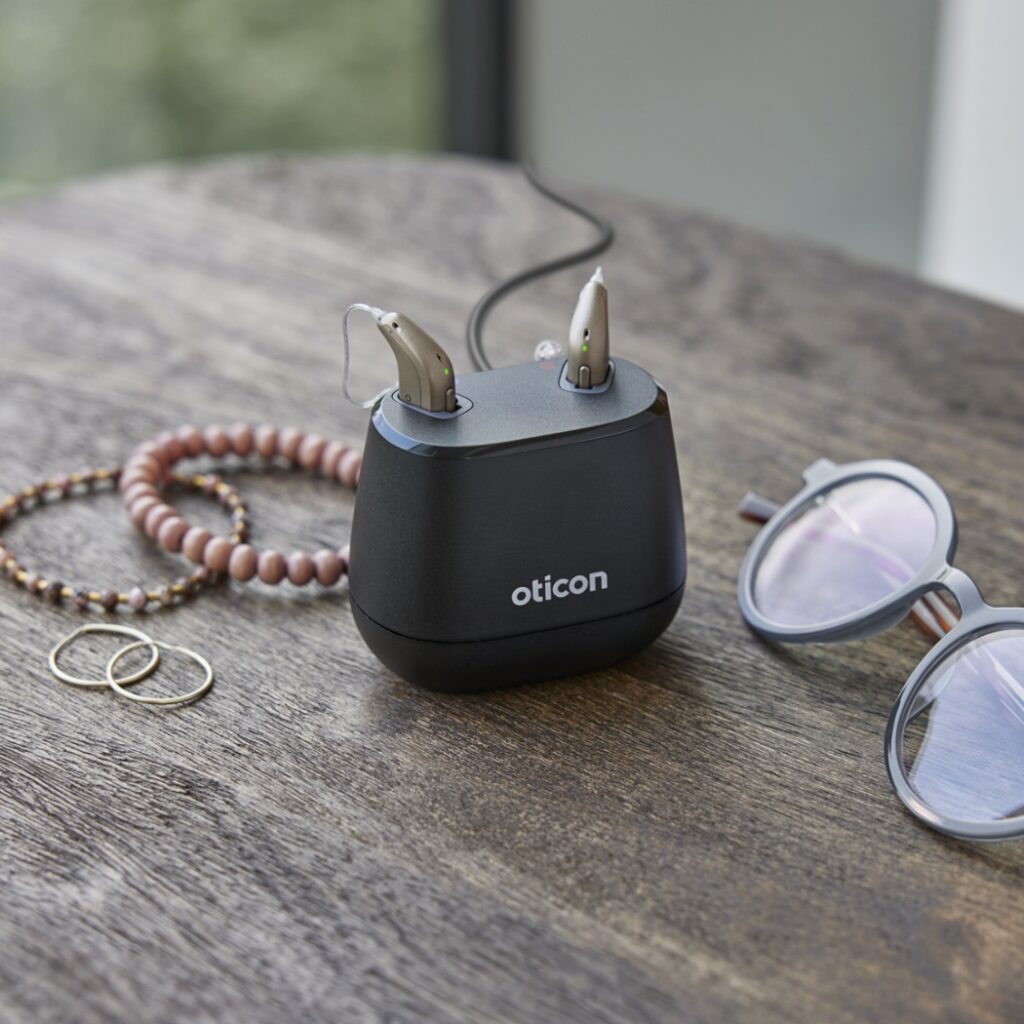oticon intent smart charger lifestyle (1)
