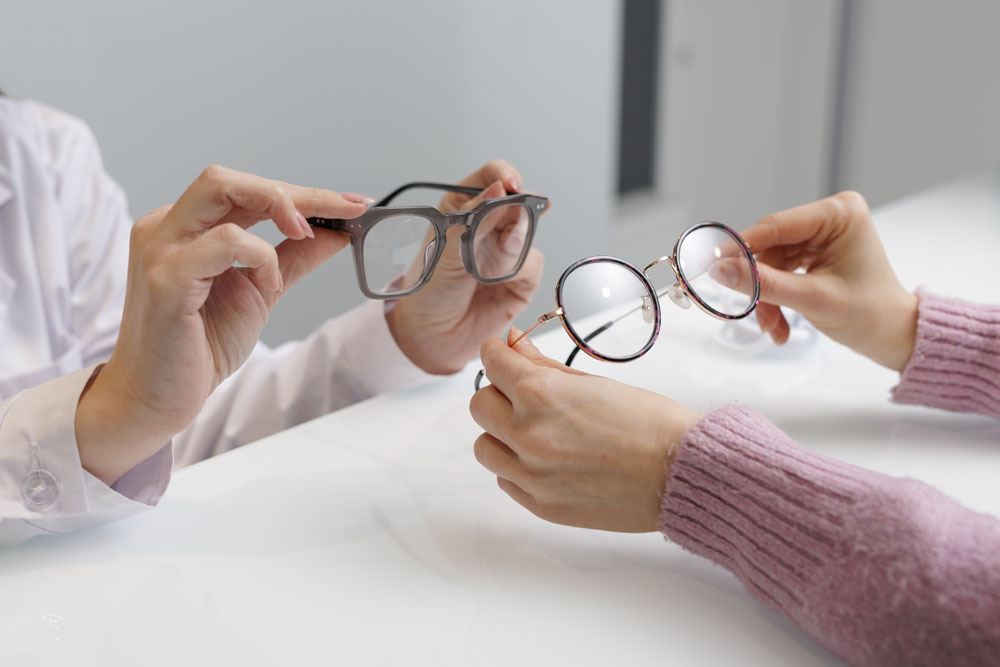 service optical frames in hands