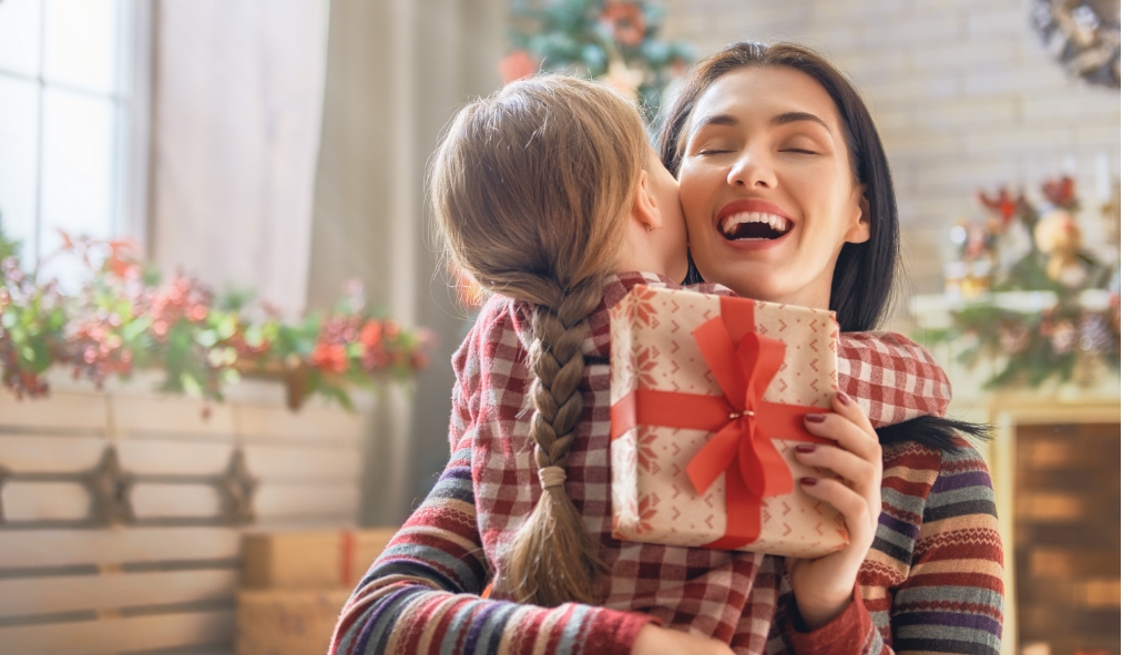 gift giving mother daughter1