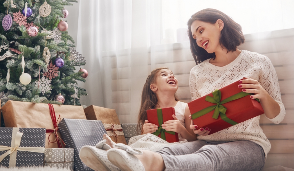 gift giving mother daughter2