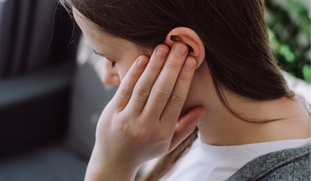 events tinnitus women holding hand to ear