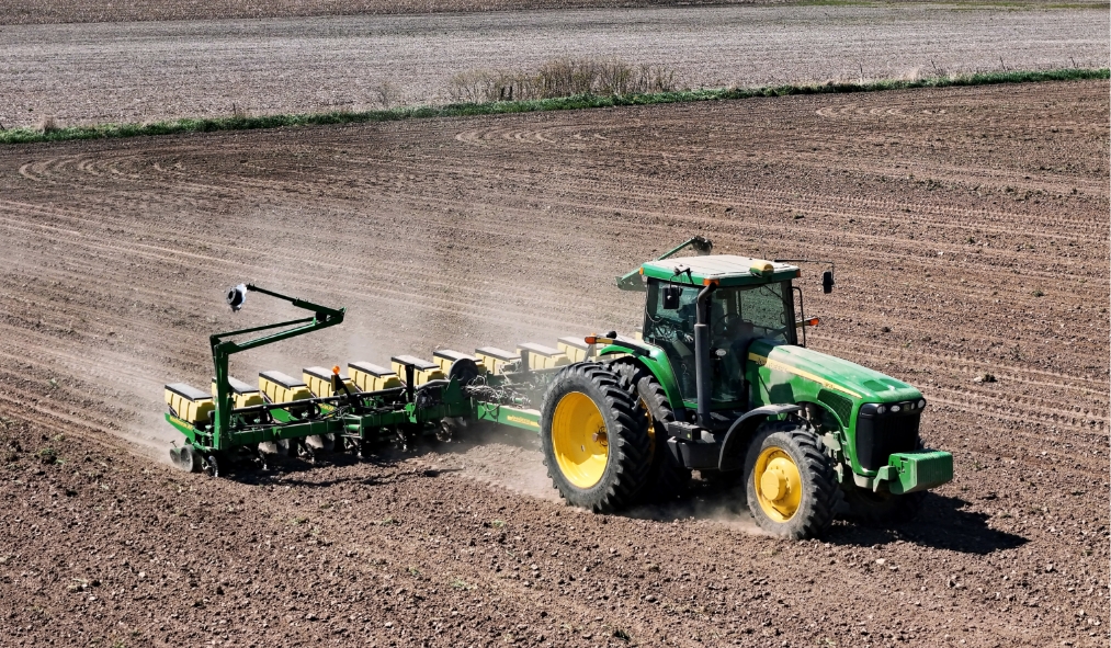 illinois tractor planting season
